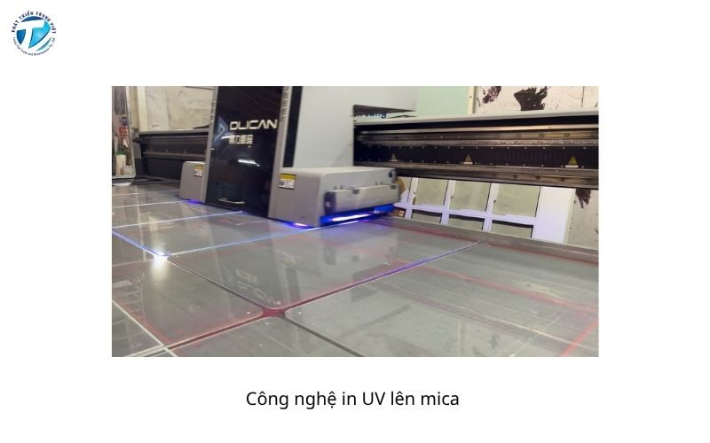 Máy in UV Dlican in trên mica làm bảng hiệu công ty sắc nét